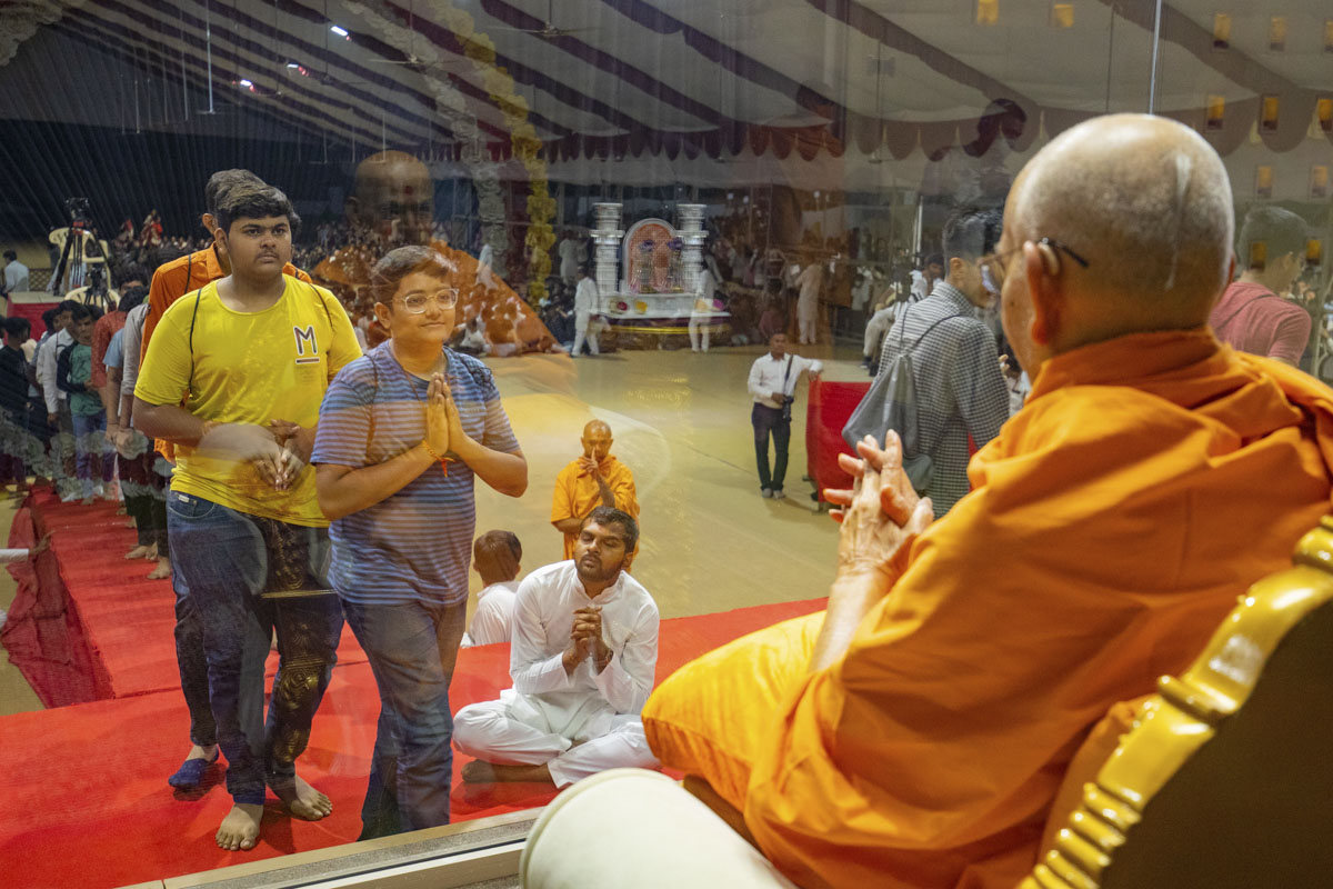 Students doing samip darshan of Swamishri