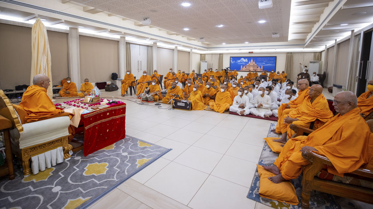 Senior sadhus, sadhus and sadhaks doing Swamishri's puja darshan