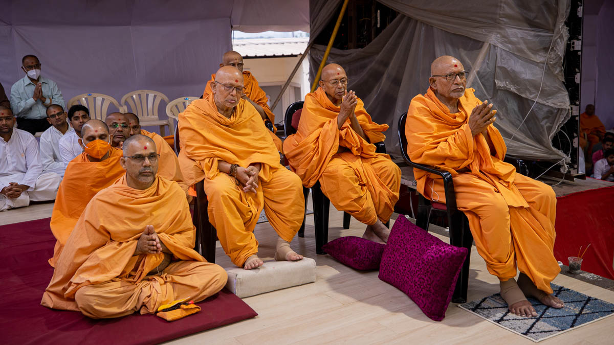 Senior sadhus, sadhus and devotees doing darshan of Swamishri