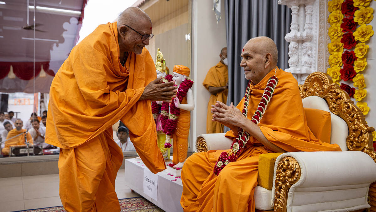Pujya Bhaktipriya Swami (Kothari Swami) honors Swamishri with a garland