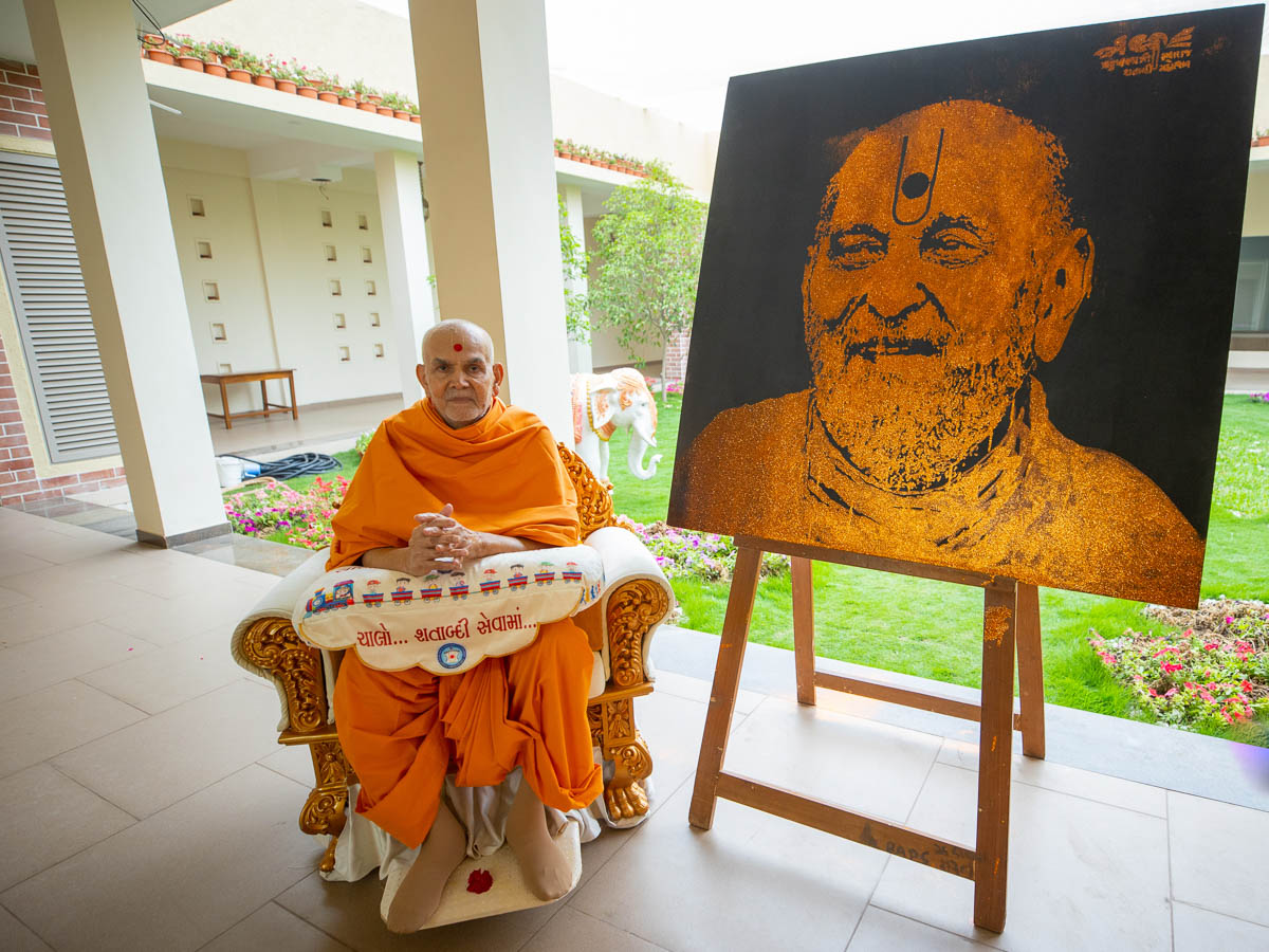 Swamishri with a creative artwork of Brahmaswarup Pramukh Swami Maharaj
