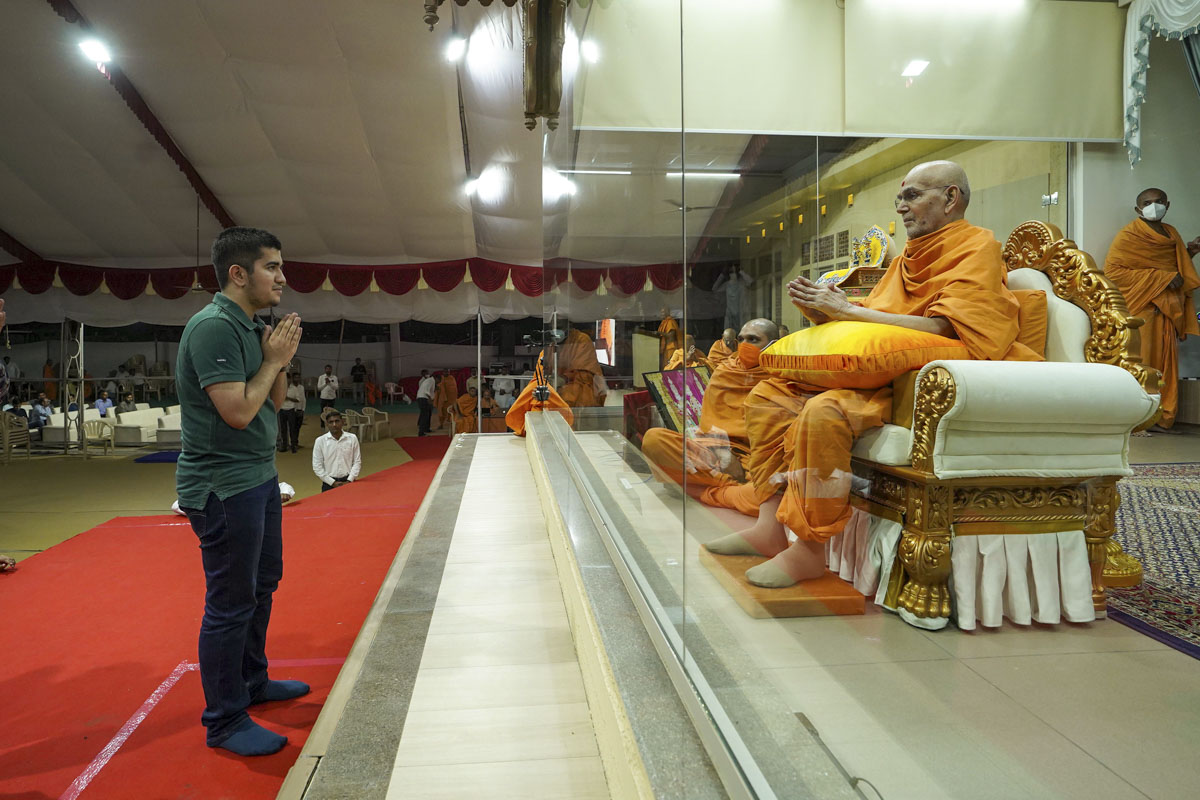 A youth doing samip darshan of Swamishri
