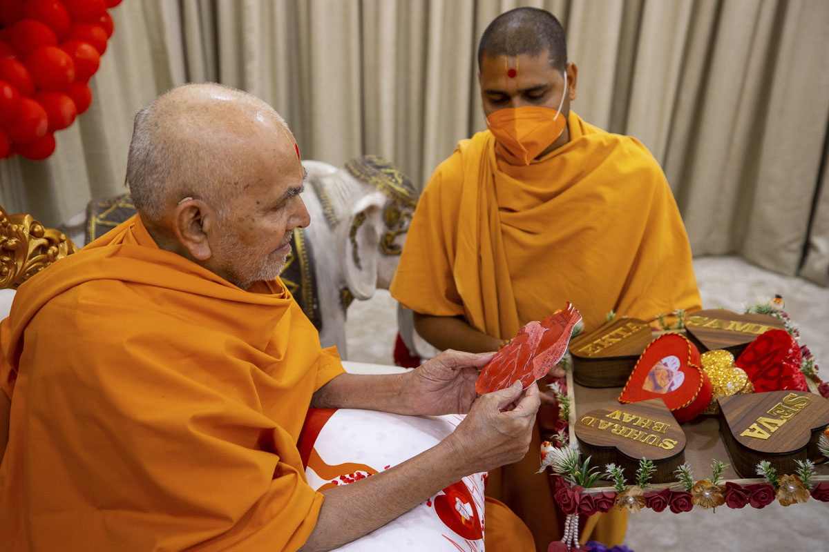 Swamishri reads prayers