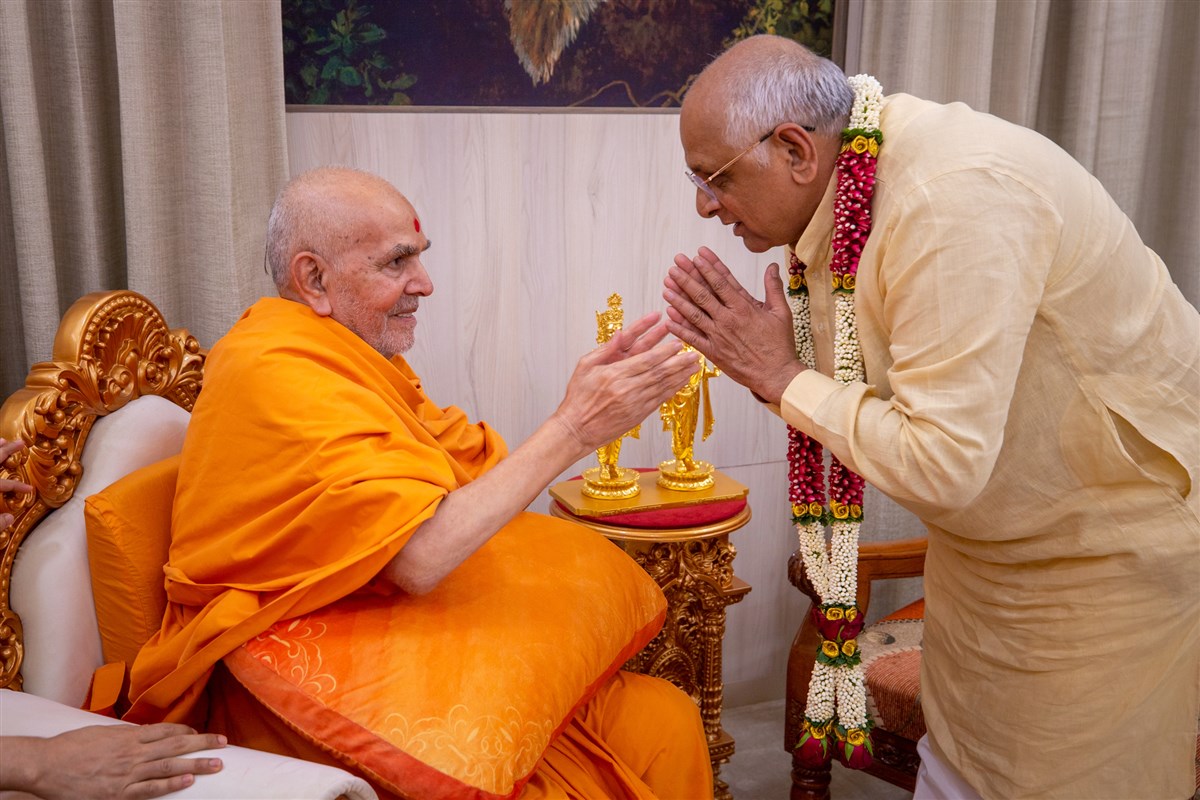 Chief Minister of Gujarat Visits Mahant Swami Maharaj