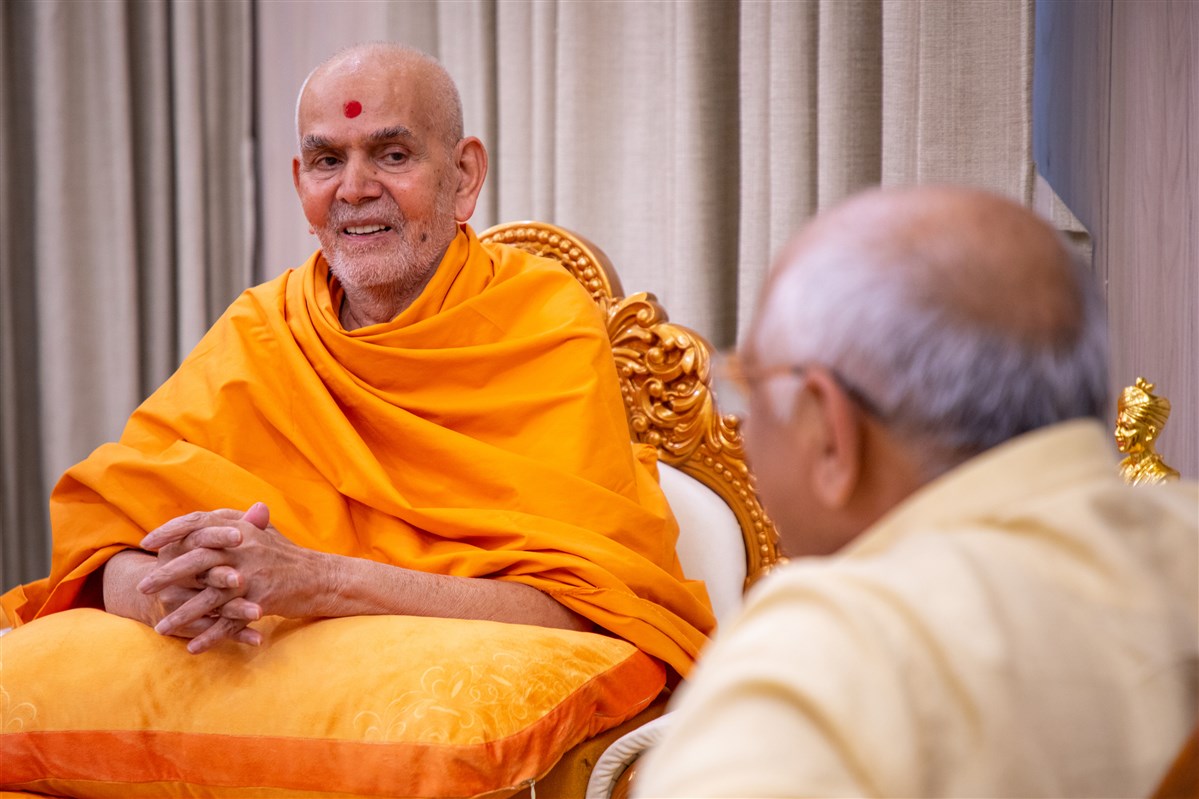 Chief Minister of Gujarat Visits Mahant Swami Maharaj