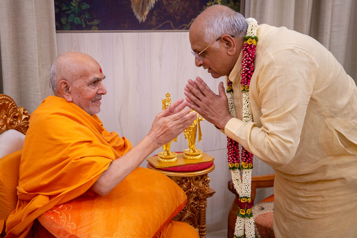 Swamishri honors Shri Bhupendrabhai Patel, Chief Minister of Gujarat, with a garland