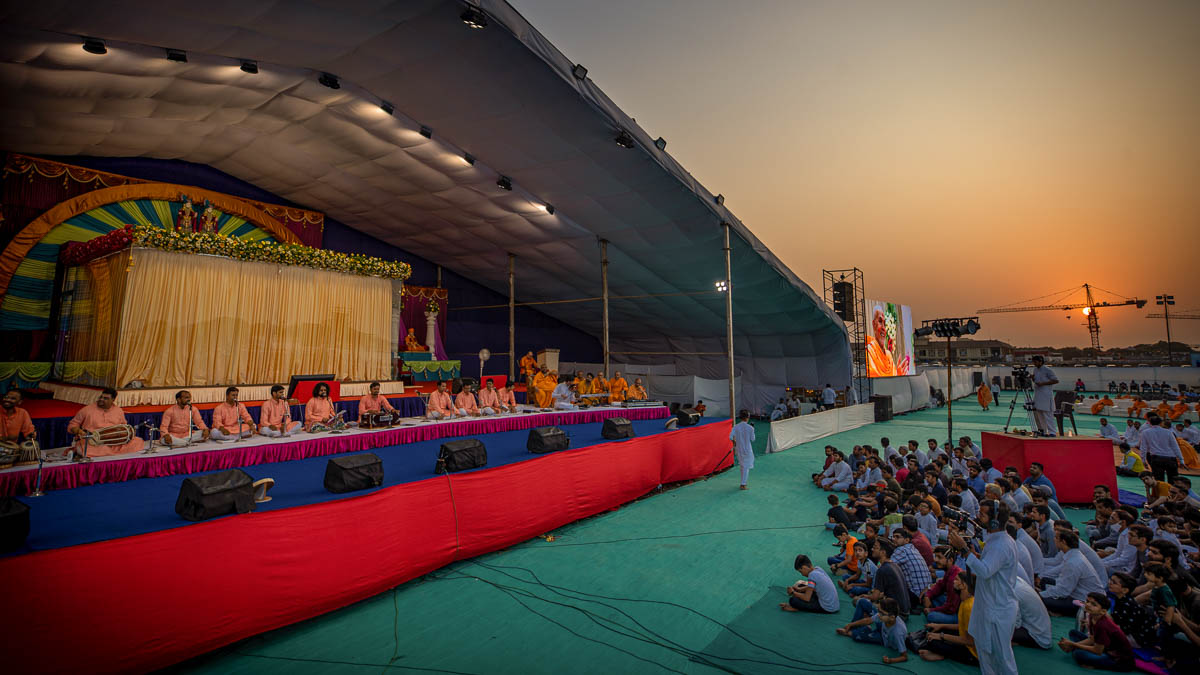 Youths present a kirtan aradhana in the evening Sunday satsang assembly