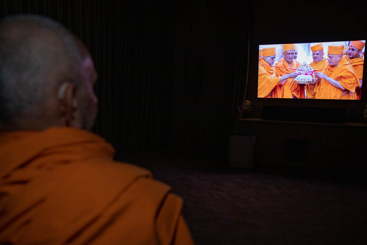 Swamishri watches a video of the re-inauguration of Ambli Vali Pol, Ahmedabad