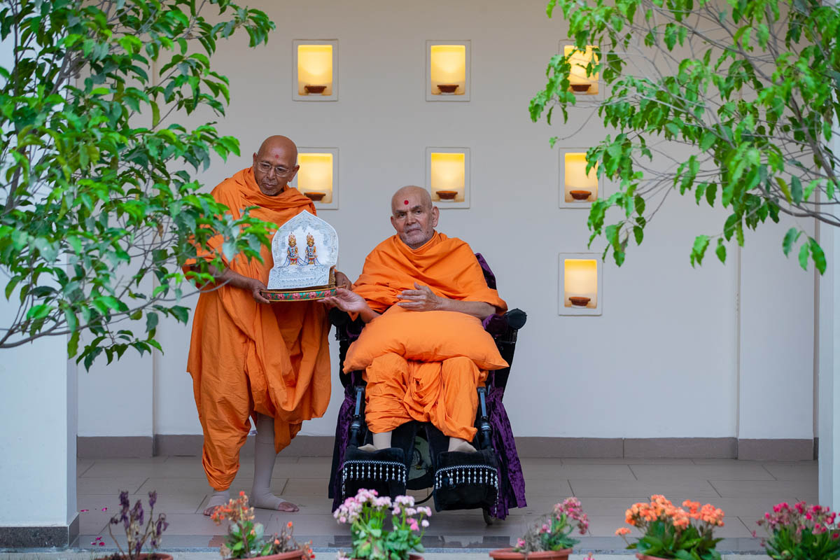 Swamishri and Pujya Tyagvallabh Swami with Shri Harikrishna Maharaj and Shri Gunatitanand Swami