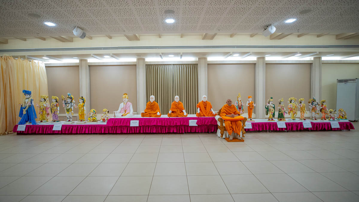 Swamishri with the murti to be consecrated