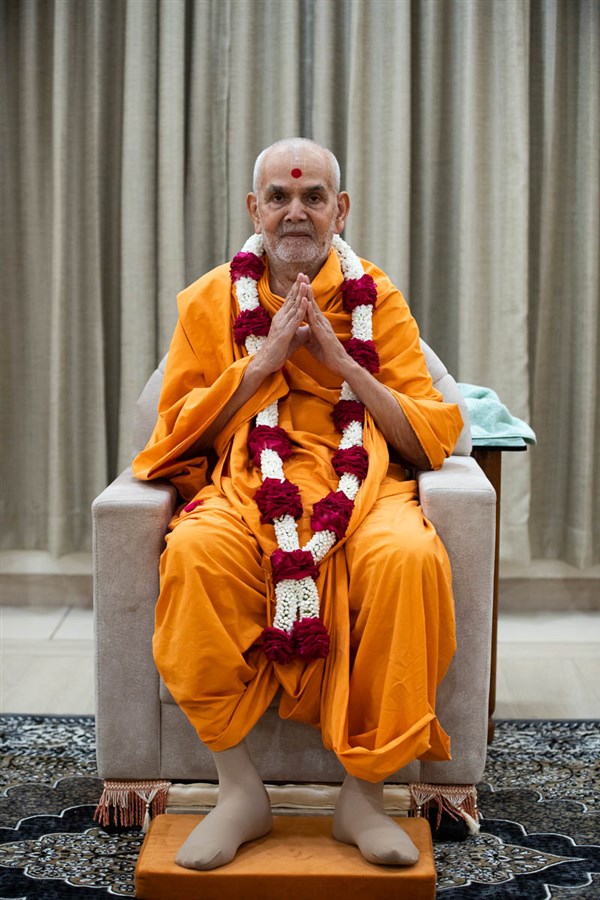 Swamishri honored with a garland in the afternoon