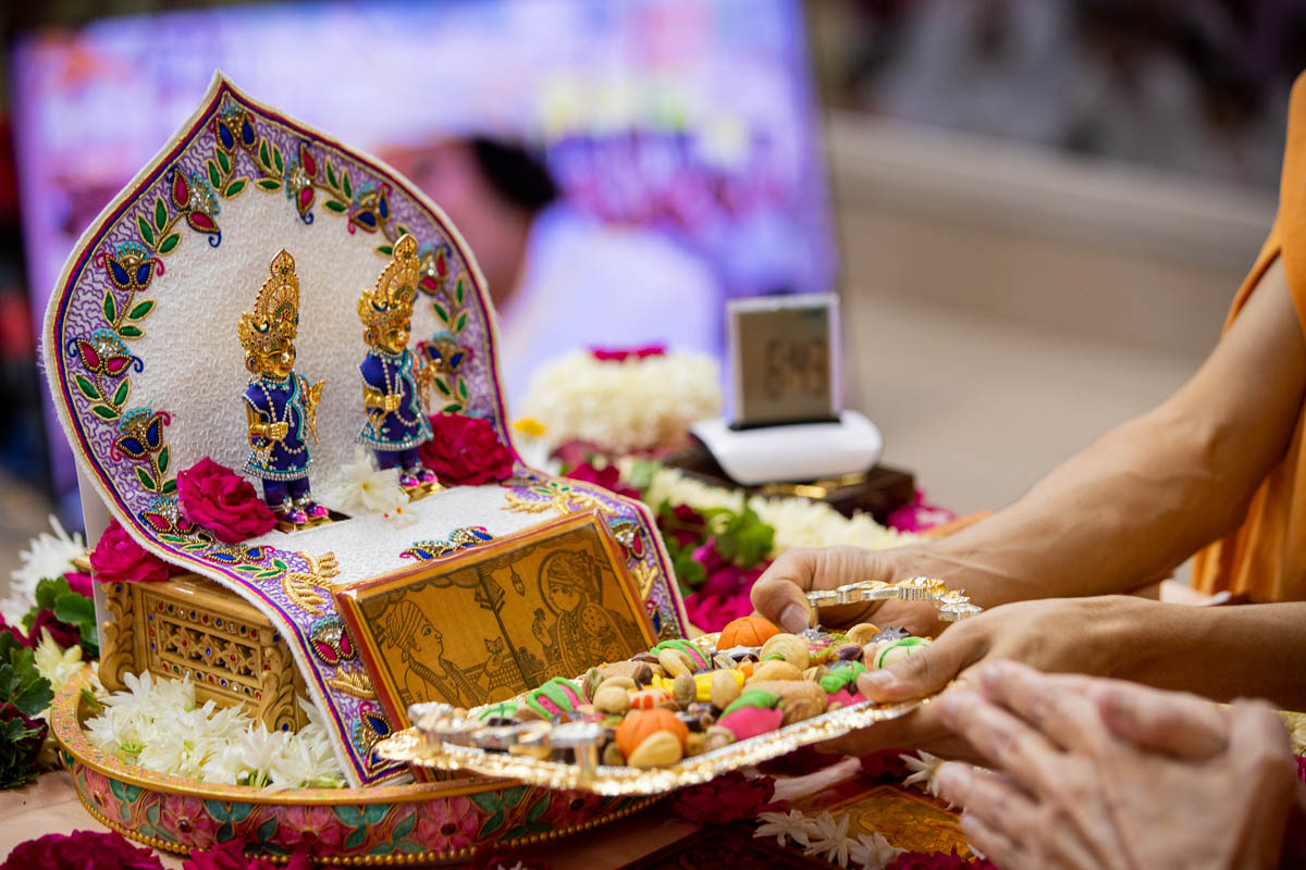 Thal is offered to Shri Akshar-Purushottam Maharaj