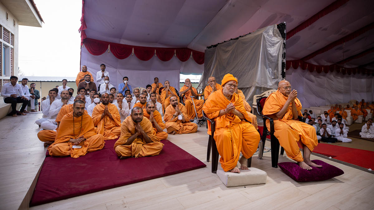 Pujya Tyagvallabh Swami, Pujya Ghanshyamcharan Swami, sadhus and sdhaks doing darshan of Swamishri