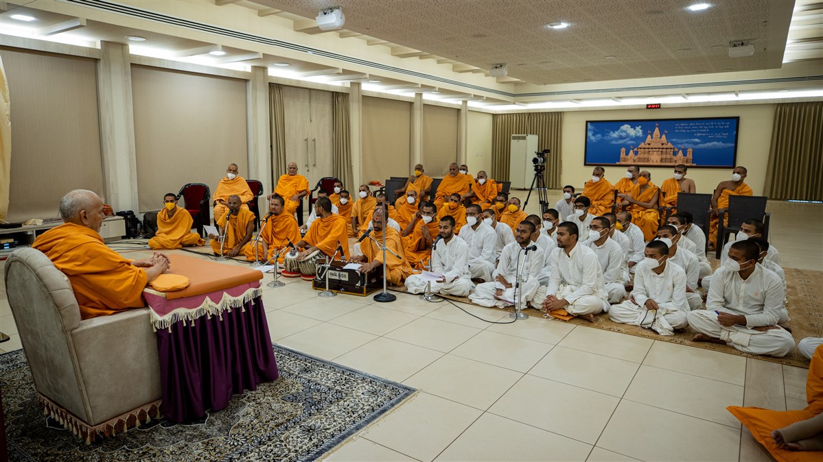 Sadhus and sadhaks sing kirtans before Swamishri in the afternoon