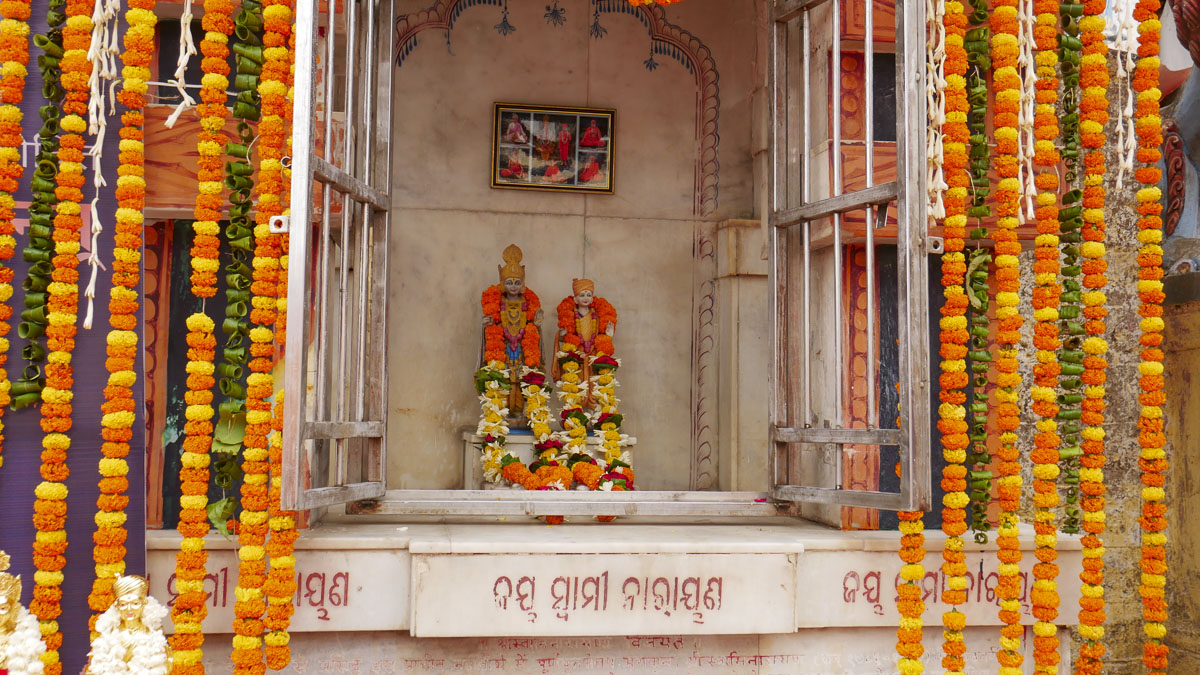 Shri Akshar-Purushottam Maharaj consecrated on the banks of the Indradyumna Sarovar