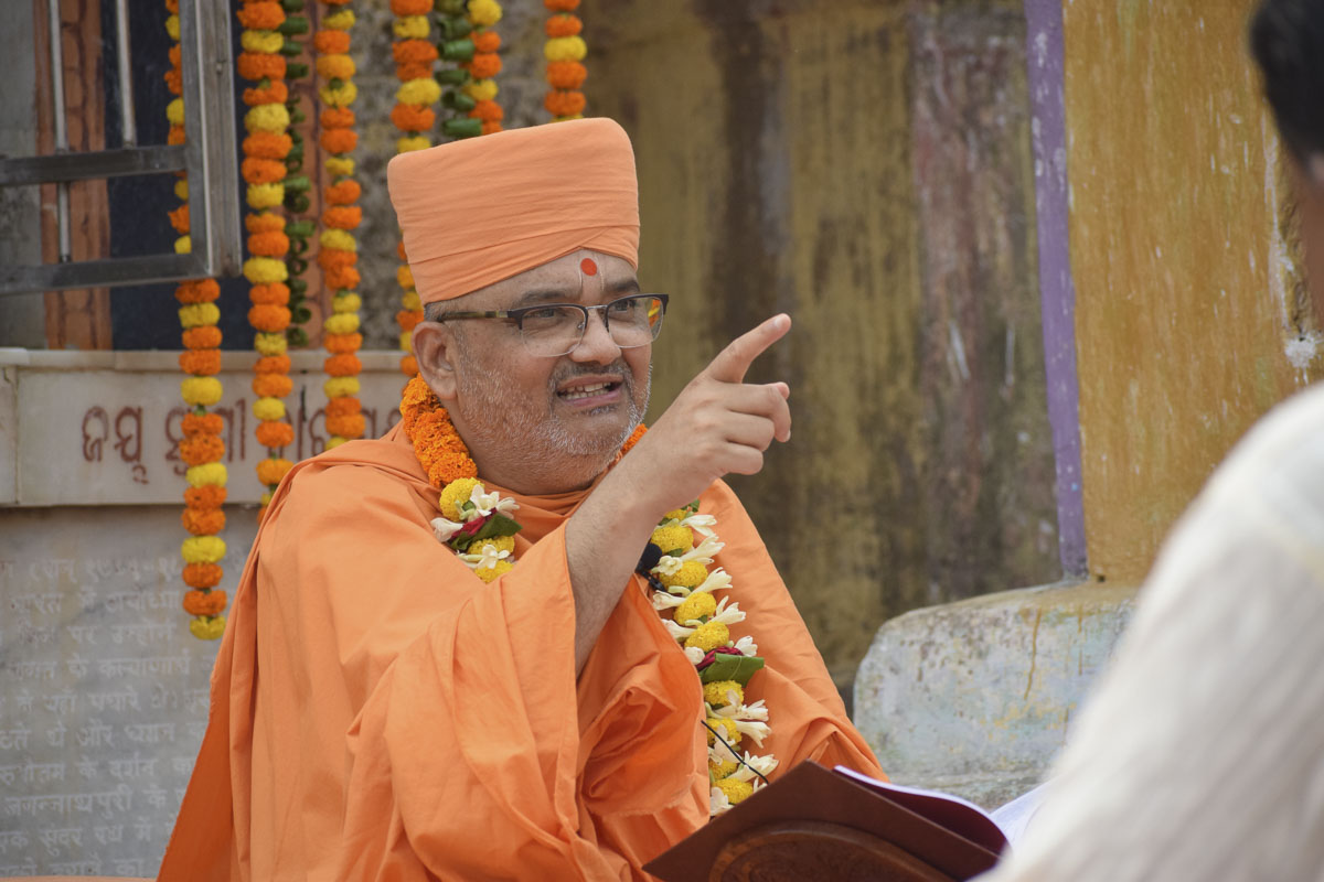 Mahamahopadhyay Sadhu Bhadreshdas explicates the Bhagavad Gita Swaminarayan Bhashyam
