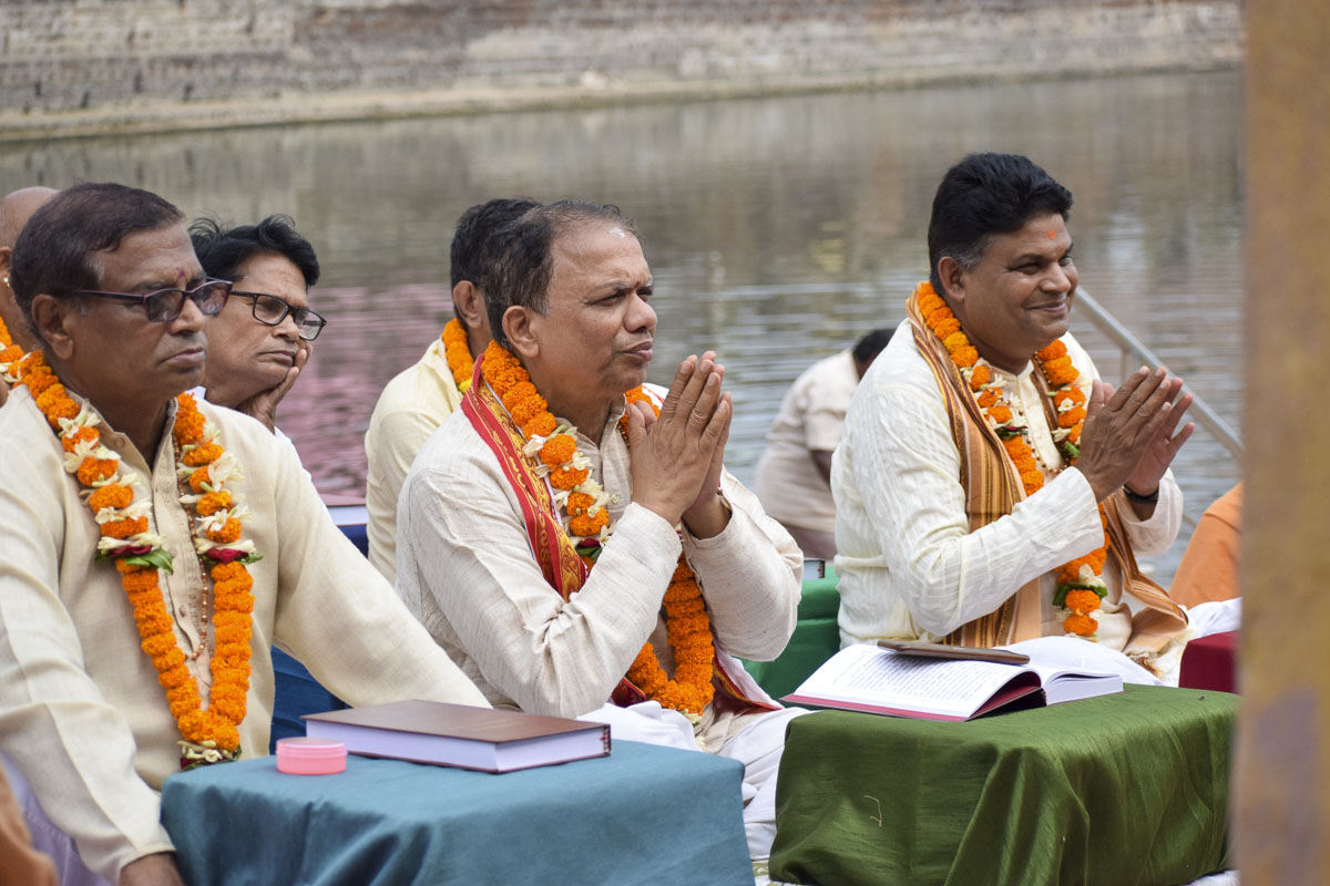 Scholars engrossed in listening to the discourse on Akshar-Purushottam Darshan