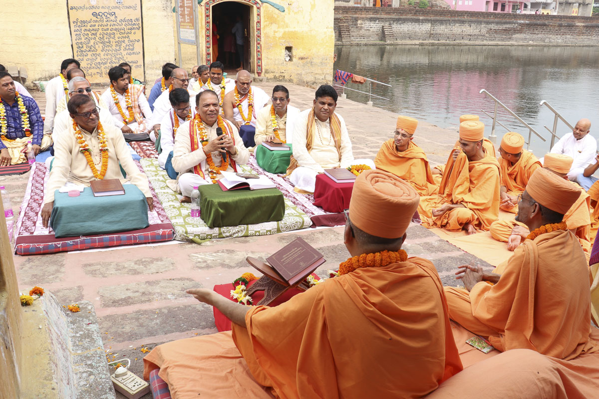 Scholars convey their personal experiences regarding the Akshar-Purushottam Darshan