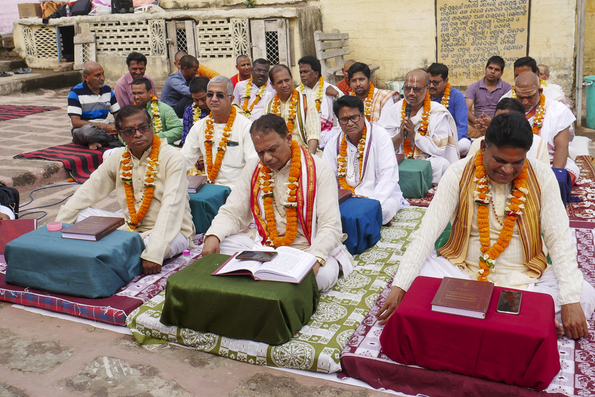 Scholars convey their personal experiences regarding the Akshar-Purushottam Darshan