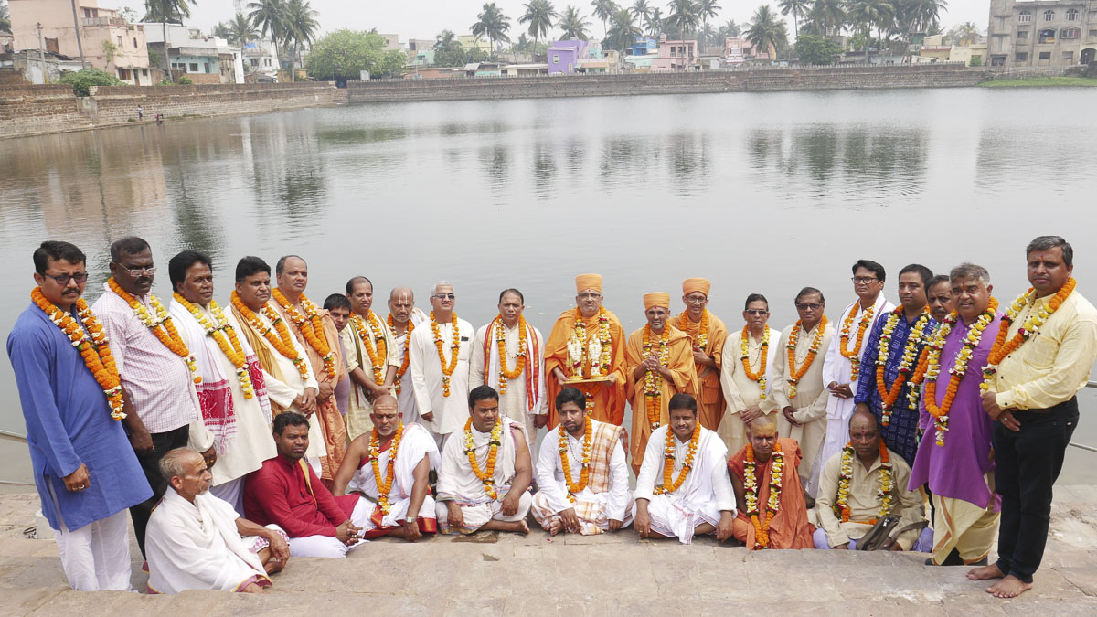 Mahamahpadhyay Sadhu Bhadreshdas along with scholars on the sacred banks of the Indradyumna Sarovar