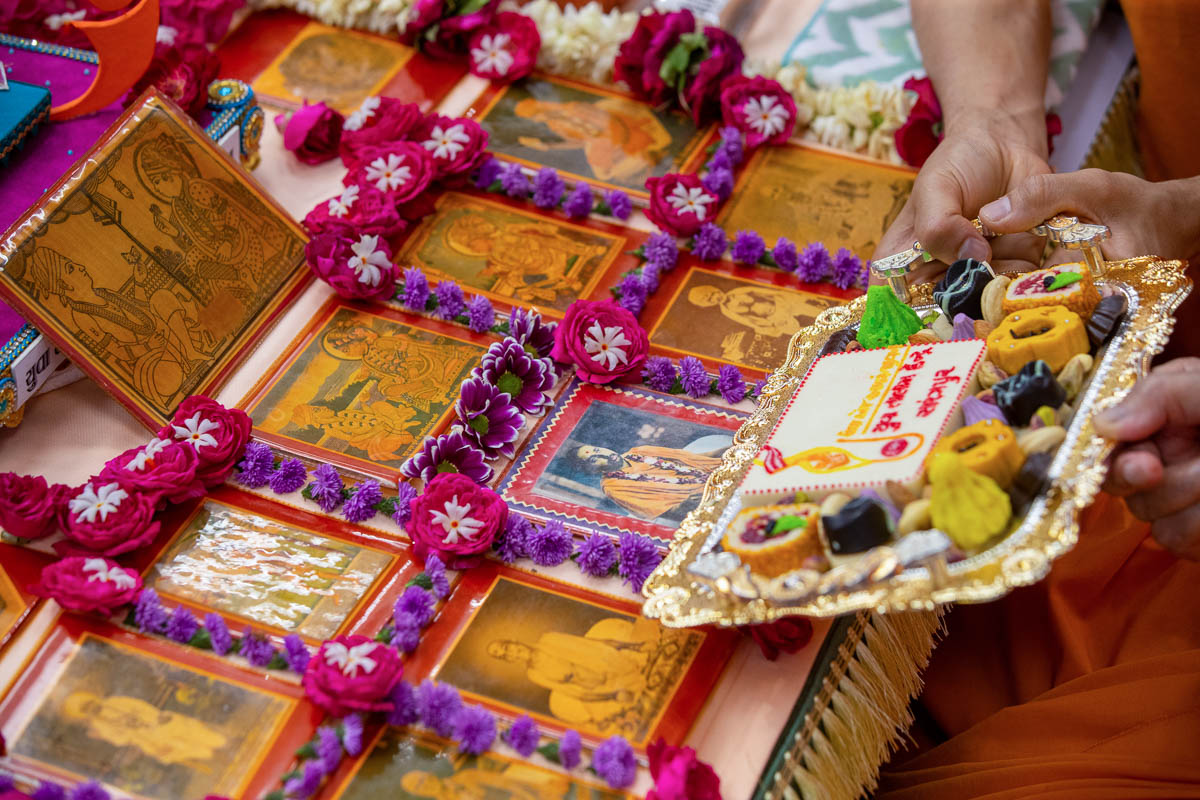 Thal is offered to Brahmaswarup Pramukh Swami Maharaj