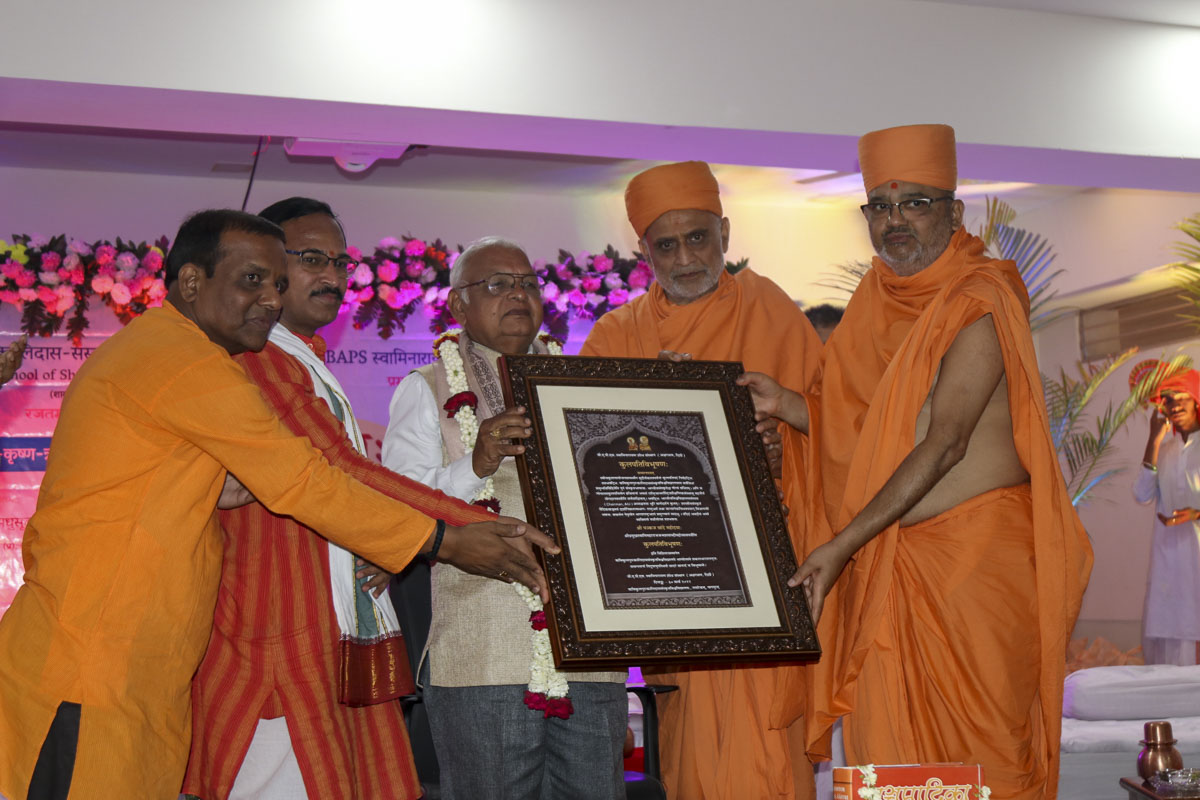 Prof. Pankaj Chande is bestowed the Kulpati Vibhuashan award by the BAPS Swaminarayan Research Institute, New Delhi