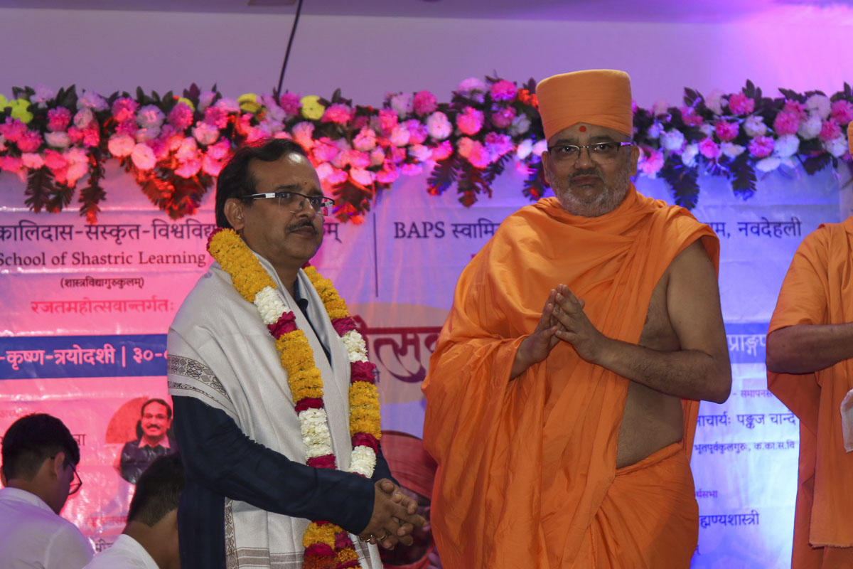 Mahamahopadhyay Sadhu Bhadreshdas felicitates scholars