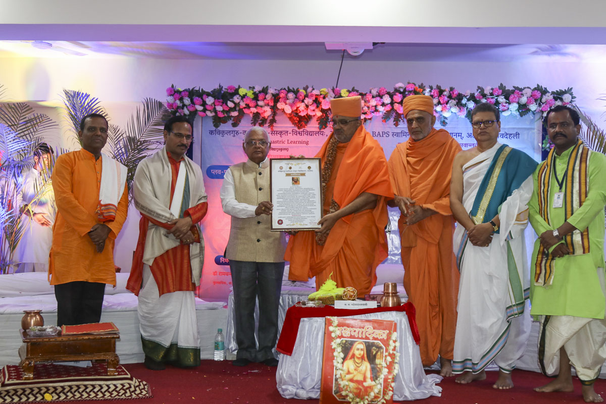 Prof. Pankaj Chande felicitates Mahamahopadhyay Sadhu Bhadreshdas on behalf of Kavikulaguru Kalidas Sanskrit University