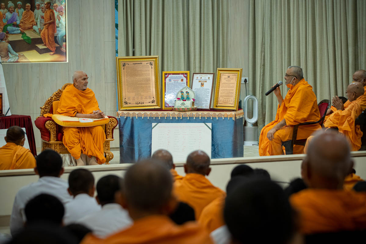 Bhadresh Swami in conversation with Swamishri