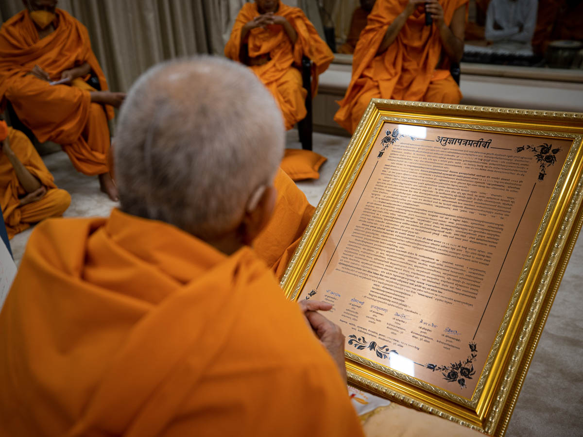 Swamishri views the proclamation presented by the pandits of East India which endorses the Akshar-Purushottam Darshan as a distinct Vedic darshan