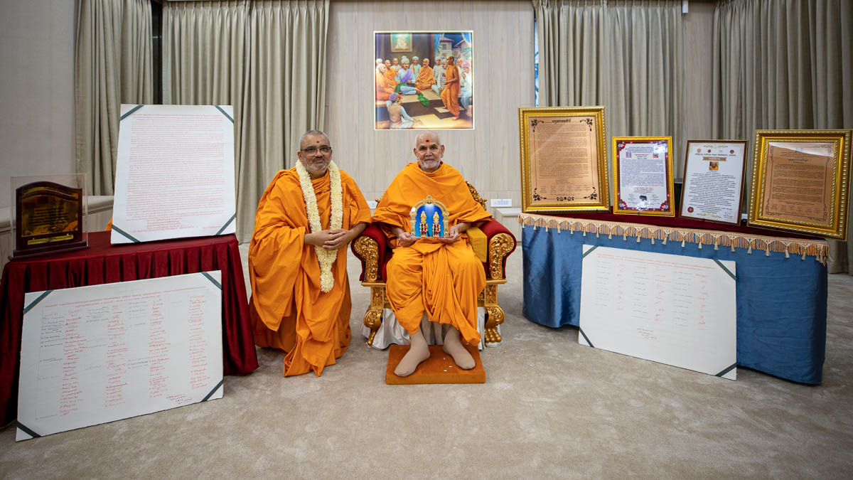 Swamishri and Bhadresh Swami with Shri Harikrishna Maharaj and Shri Gunatitanand Swami