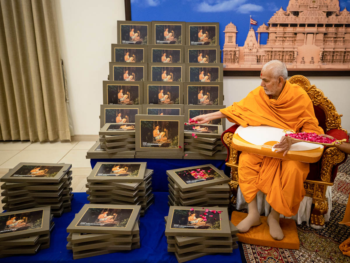 Swamishri sanctifies books