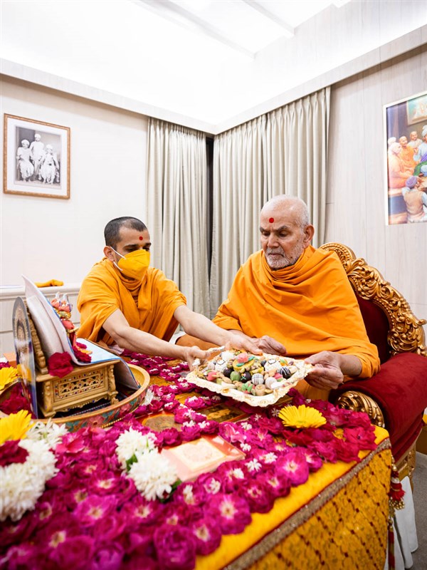 Swamishri offers thal to Brahmaswarup Bhagatji Maharaj