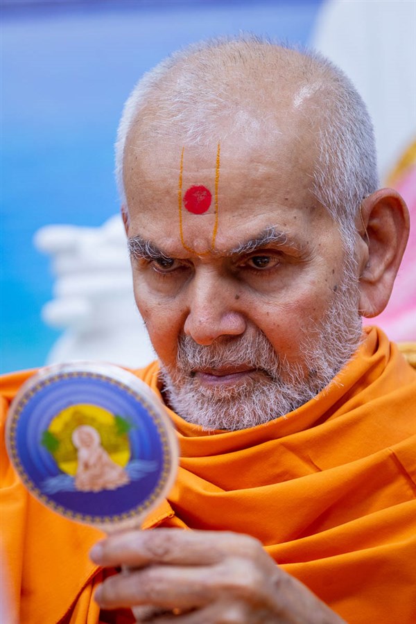 Param Pujya Mahant Swami Maharaj applies a chandlo on his forehead