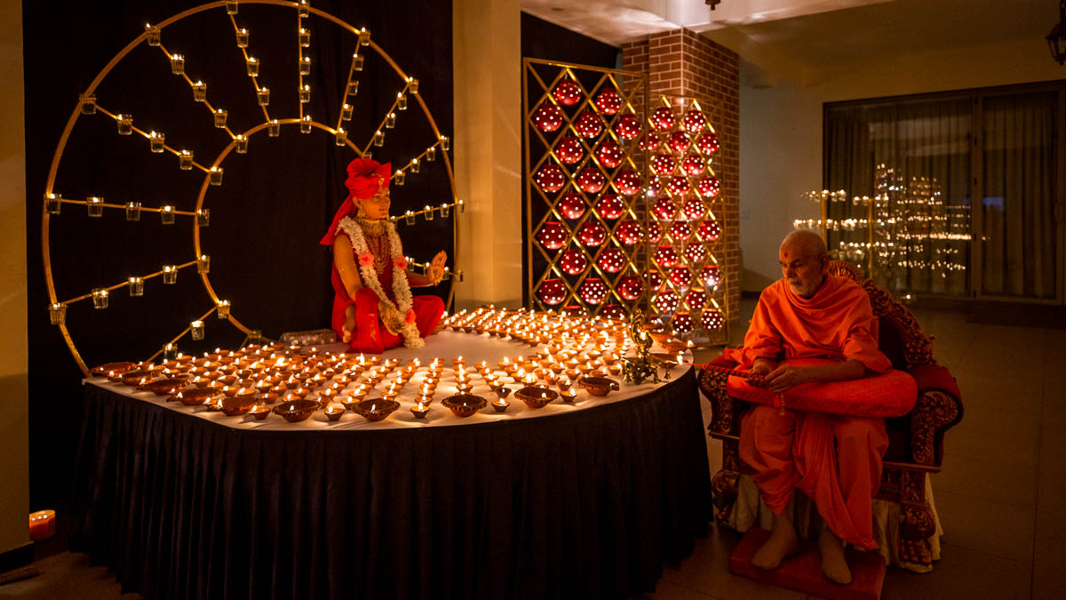 Param Pujya Mahant Swami Maharaj lights a lamp