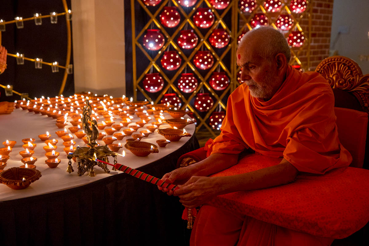 Swamishri lights a lamp