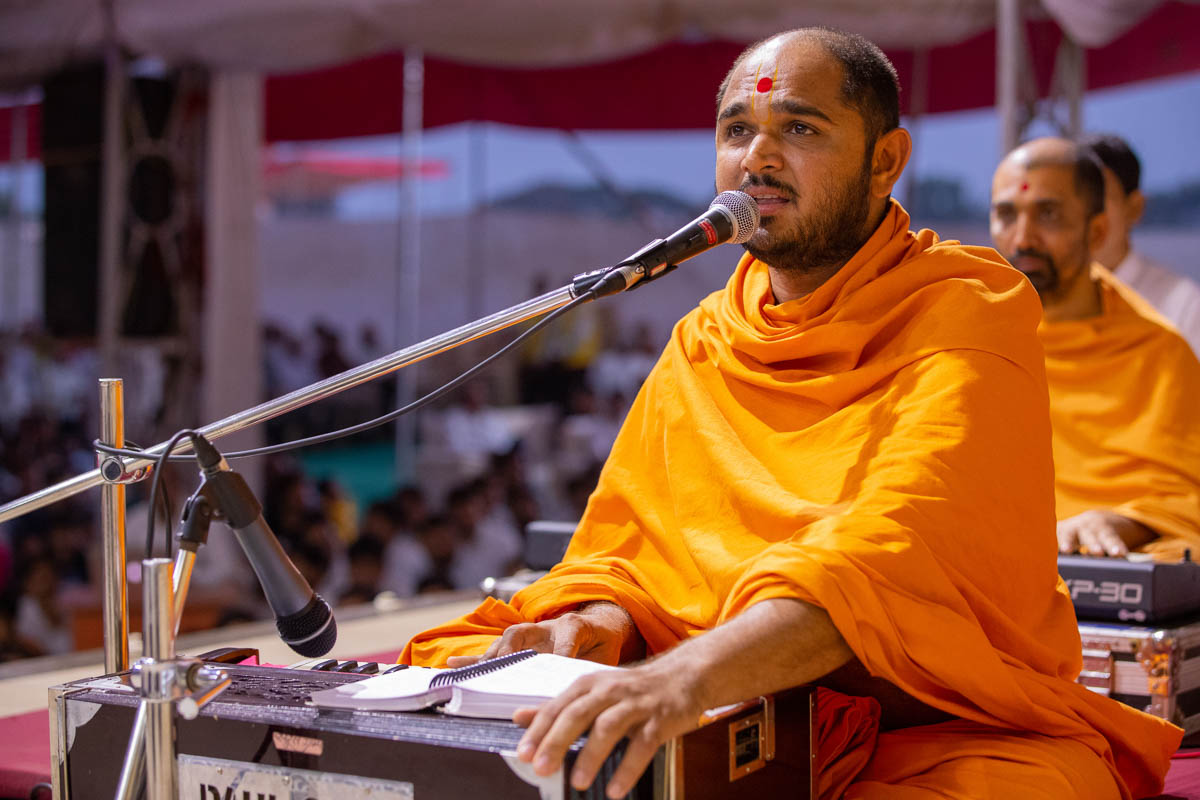 Gurudarshan Swami sings a kirtan in Swamishri's morning puja