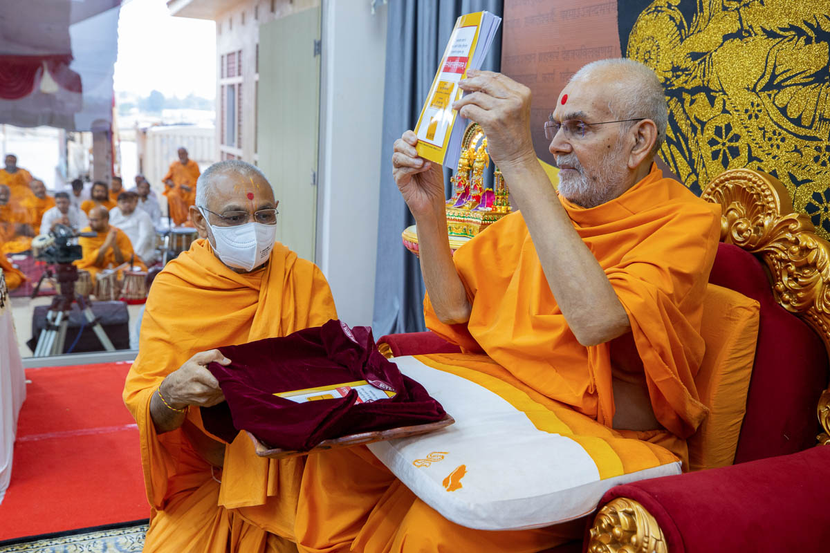 Swamishri inaugurates 'Satsang Diksha Paryalochanam', a book of research articles presented at the International Seminar on Satsang Diksha: A Sacred Text Uplifting Lives, held from 4–9 October 2021 by AARSH, Akshardham Gandhinagar, at Sarangpur