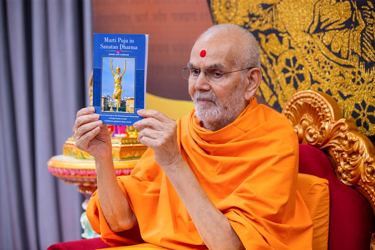 Swamishri inaugurates an English print publication: 'Murti Puja in Sanatan Dharma'