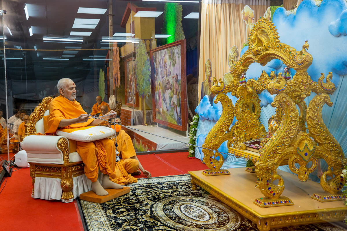 'Dharma gher anand bhayo, jay bolo Ghanshyamki...' Swamishri swings Thakorji in a hindolo