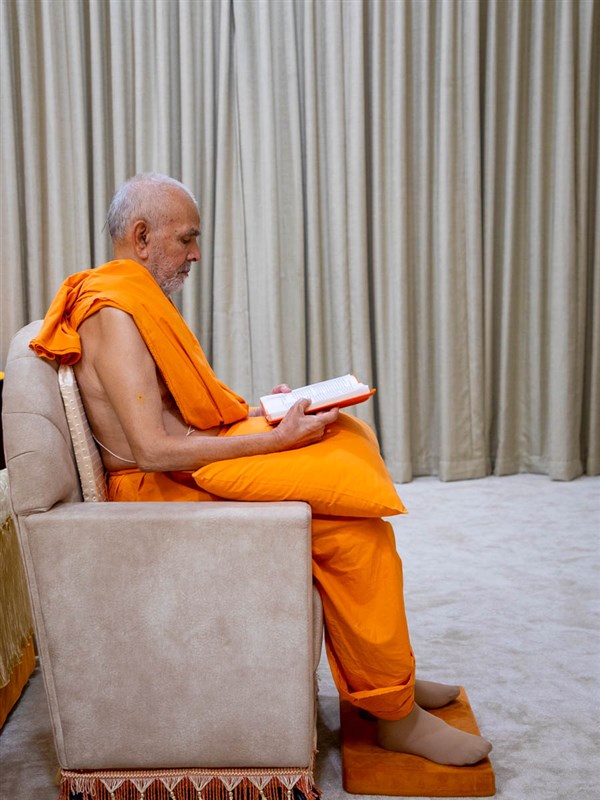 Swamishri reads 'Purushottam Bolya Prite'
