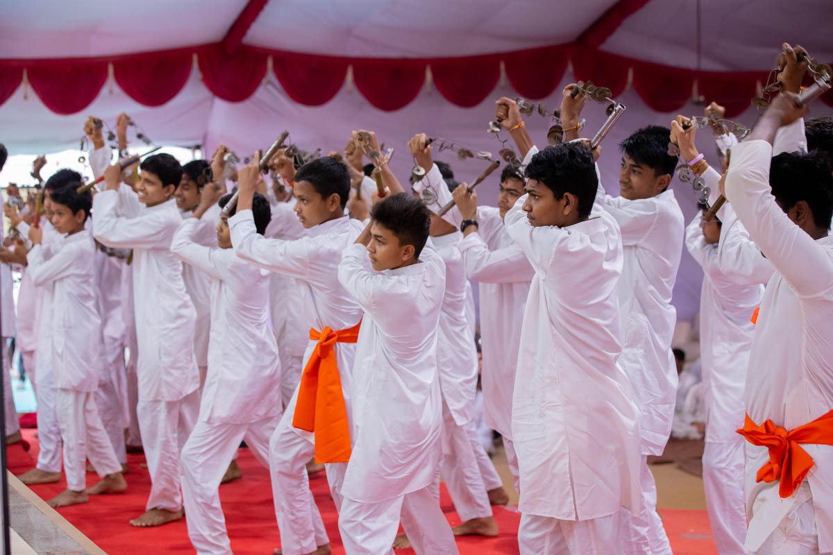 Children perform a lazim dance before Swamishri