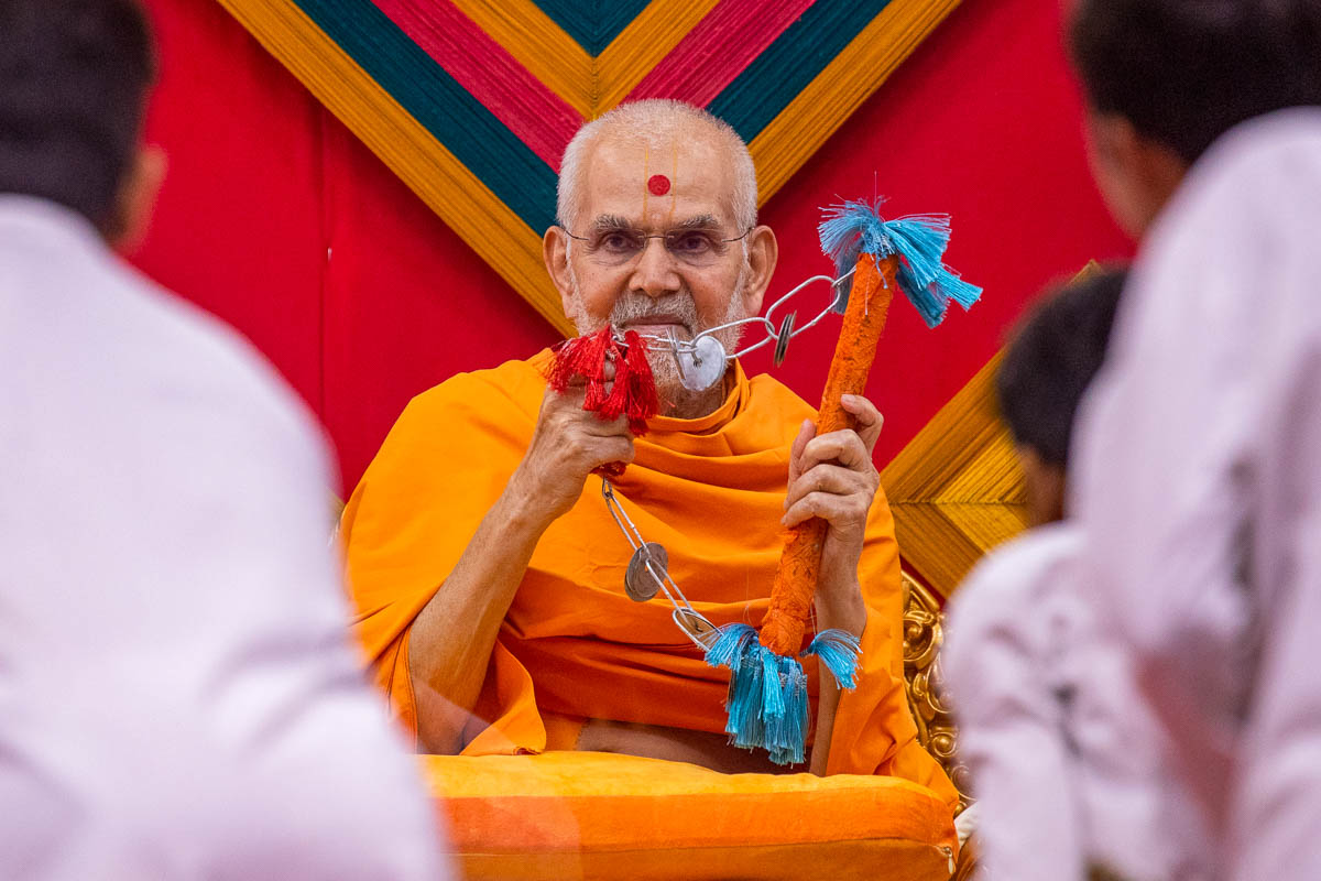 Swamishri sanctifies a lazim