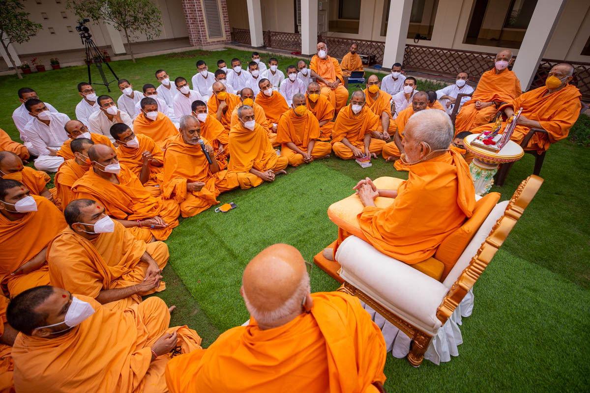 Munivandan Swami in conversation with Swamishri