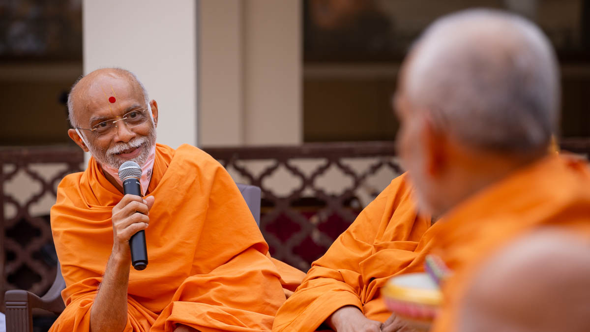 Bhaktinandan Swami in conversation with Swamishri