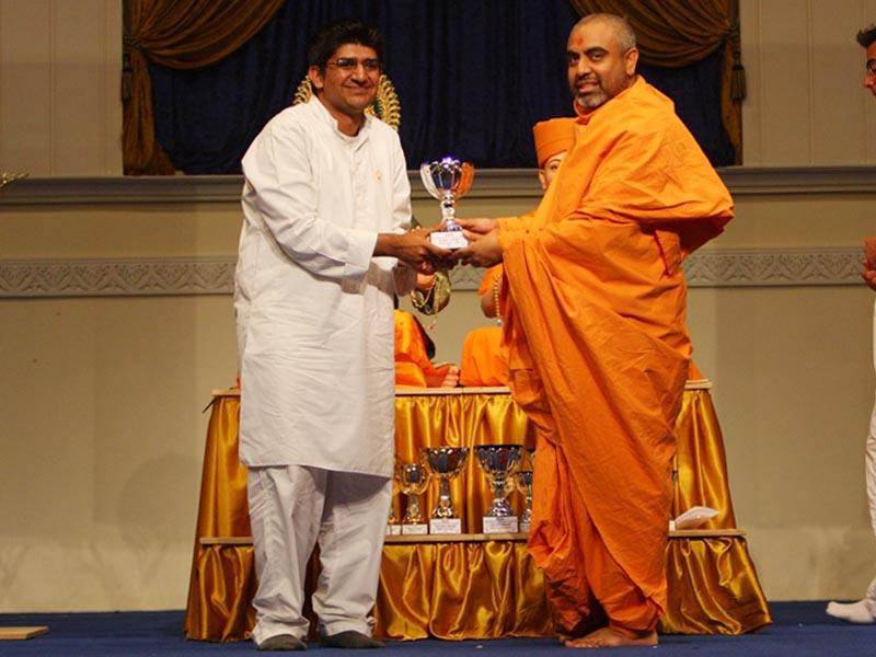 Cheque Presentation to The Anthony Nolan Trust at BAPS Shri Swaminarayan Mandir,London - 