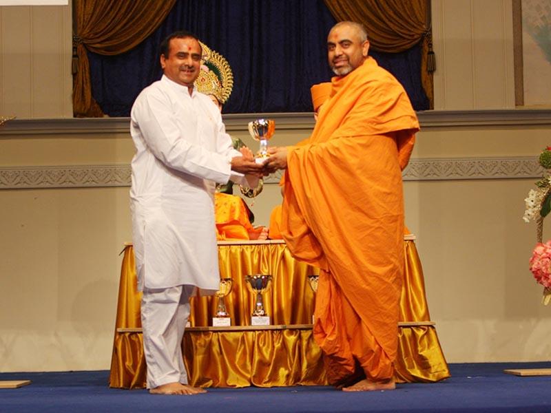 Cheque Presentation to The Anthony Nolan Trust at BAPS Shri Swaminarayan Mandir,London - 