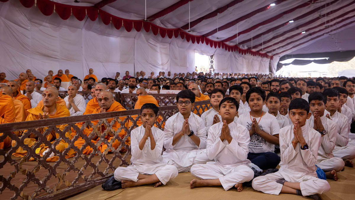 Sadhus, children and devotees doing darshan of Swamishri