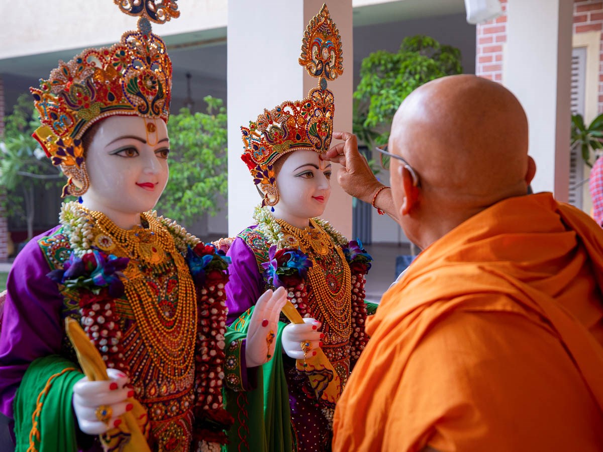 Pujya Ghanshyamcharan Swami performs pujan of the murtis