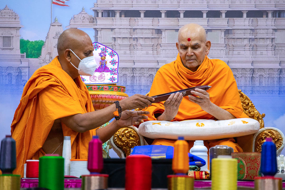 Swamishri sanctifies an instrument used in the textile industry